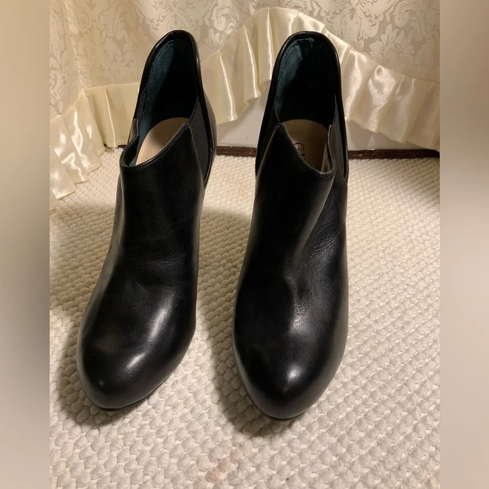 GUESS - Picture 2 of 9